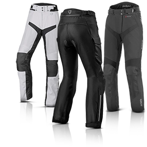 Pantalon de moto touring noir et gris avec protections, fermetures éclair et matière textile robuste.